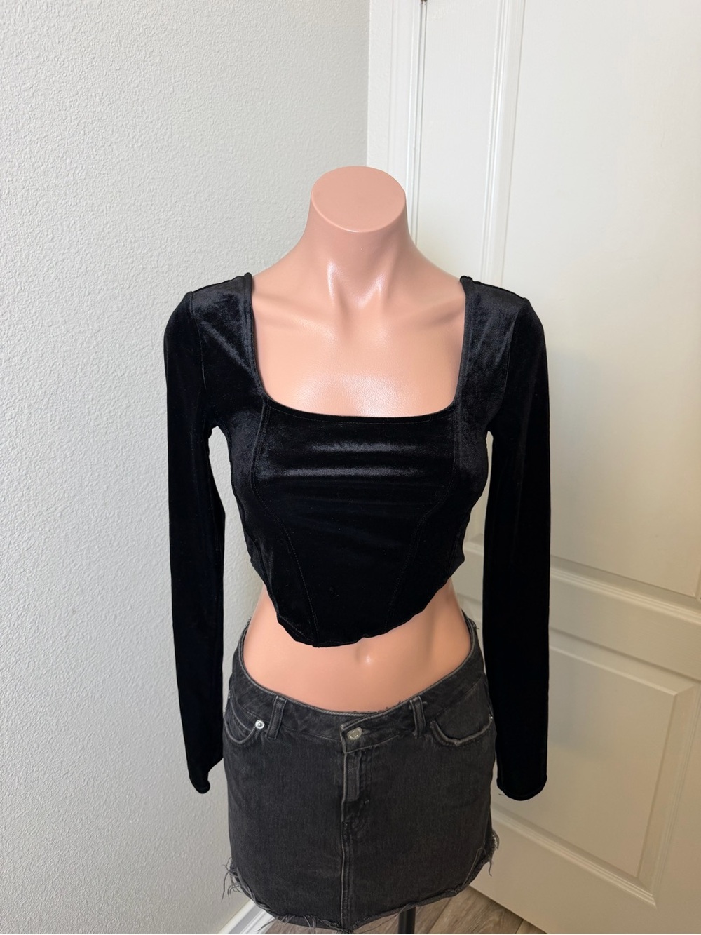 H&M Black Velvet Long-Sleeve Square Crop Top